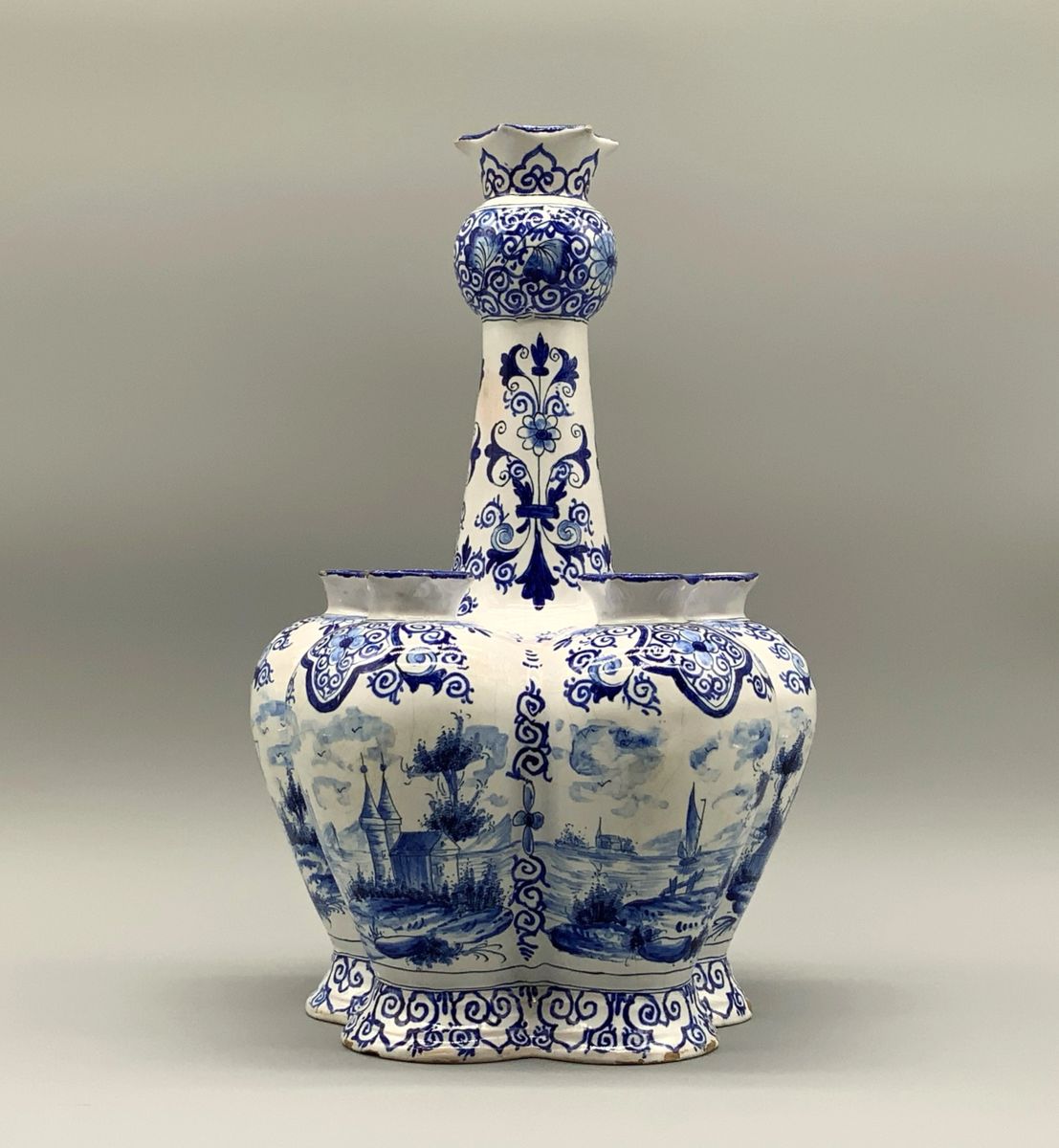Paire De Vases Anciens Hoechst En Porcelaine – Scène Florale, Rococo, 18e Siècle