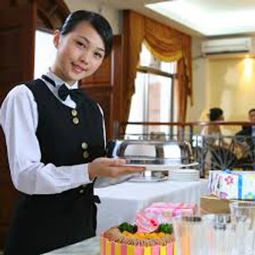 酒店餐飲服務在酒店業中具有重要的地位和作用。它不僅提供方便和便捷的用餐選擇，還可以提升客人的入住體驗、豐富酒店業務多樣性、增加額外收入來源，並提供社交和交流的場所。酒店需要重視和投資餐飲服務，以滿足客