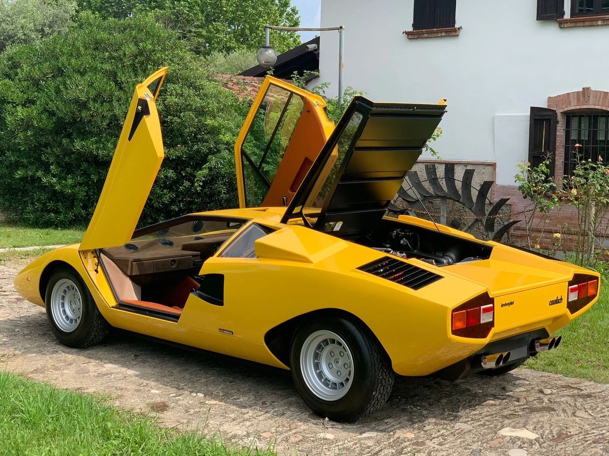 Lamborghini Countach LP400 Periscopio restored by Cairati.