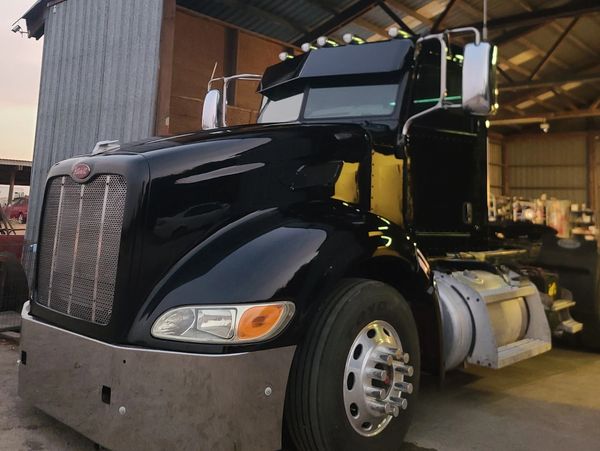 #semitruck#custompaint#bigrig#haysqueeze
