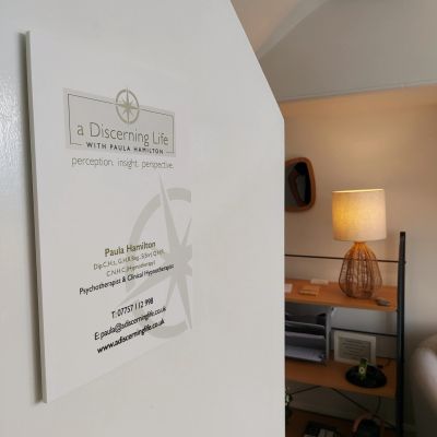 Paula Hamilton a Discerning Life Psychotherapist and Clinical Hypnotherapist office door sign