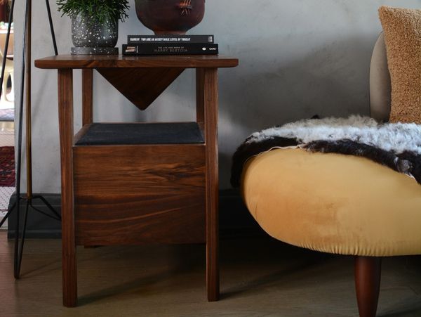 Table speaker, room filling sound in a beautiful walnut table
