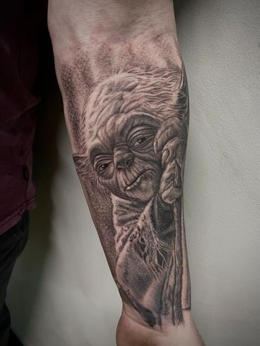Tattoo Art and Republic, Yoda black & grey best tattoo, best Star Wars Tattoo by Andres Carballo.