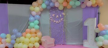 This item is a custom half arch with an added train, accent balloons, and decor. Includes arch and b