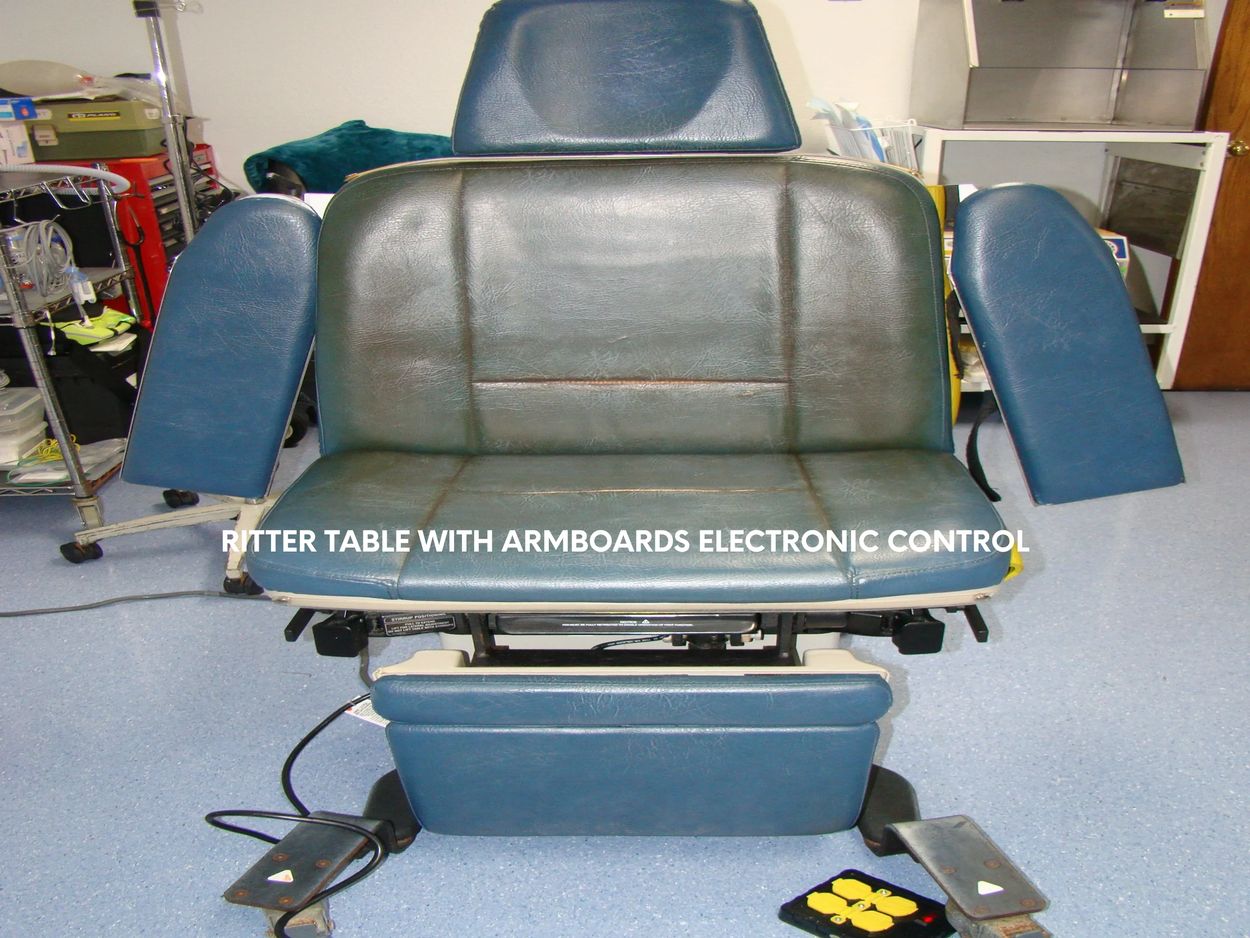 RITTER OR TABLE WITH ARMBOARDS 