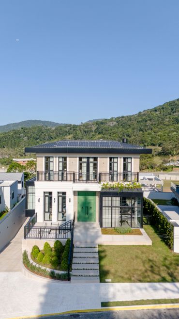 Casa moderna com painéis solares no telhado.