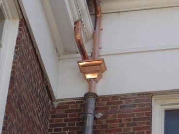 Joining two downspouts with a leader head