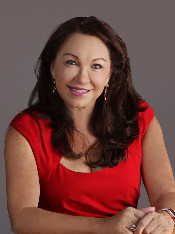 Tracy Horn Confidence with smile her face and