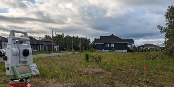 Arpentage résidentiel, implantation de maison à Trois-Rivières par un arpenteur-géomètre.