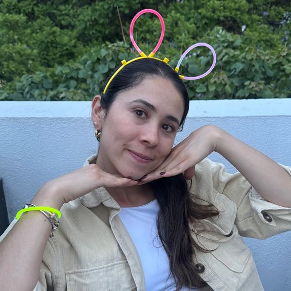 Mujer sonriente con diadema de orejas de conejito.