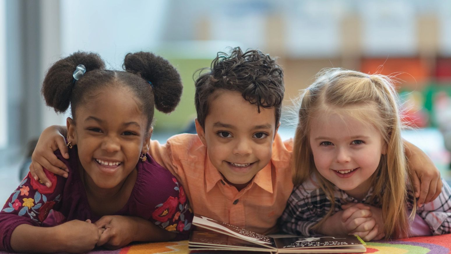 Tres niños sonriendo 