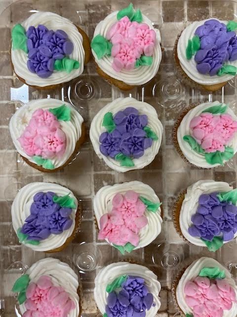 //img1.wsimg.com/isteam/ip/68a6e11d-866d-4b99-80e3-ba1791a33387/cupcakes%20to%20match%20unidorn.jpg/:/rs=w:1300,h:800