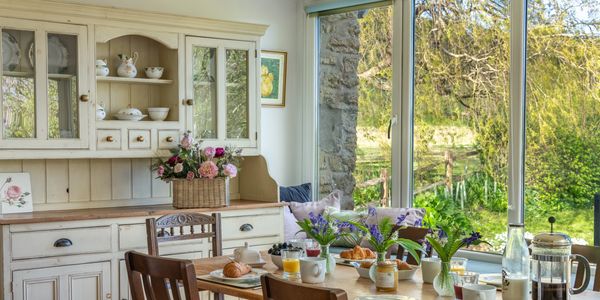 Farmhouse kitchen comfortably seats 6 around the table
