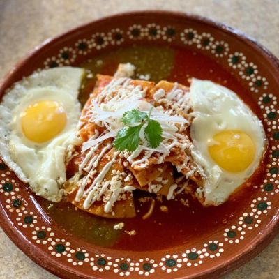 Desayuno mexicano con huevos y chilaquiles en La casa de Don Juan, Playas de Tijuana