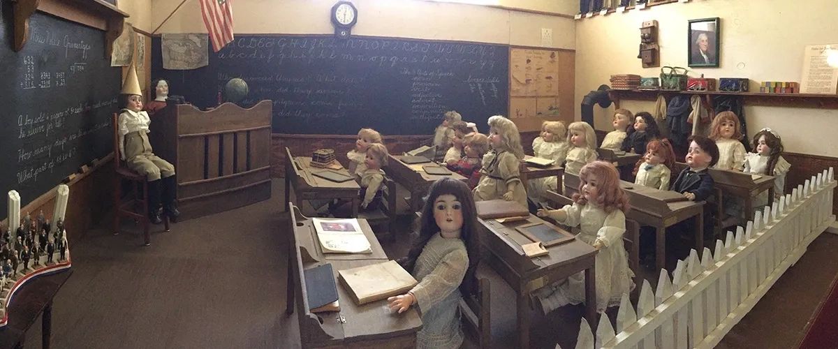 A wonderful display of a 1900 school room with antique dolls.