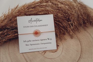 A delicate bracelet with an inspirational German message about calmness and optimism.
