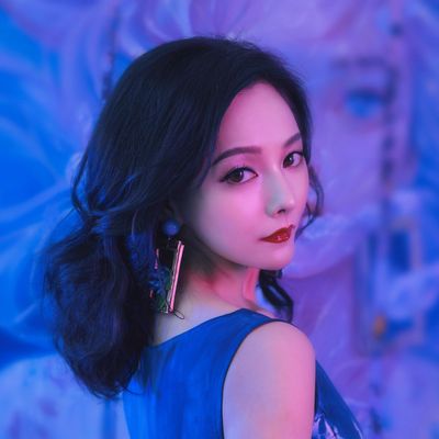 神秘而优雅的女性肖像。