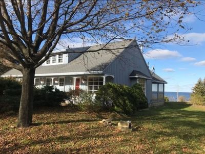 Vacation rental on Green Bay close to Egg Harbor and all the Door County attractions and amenities.