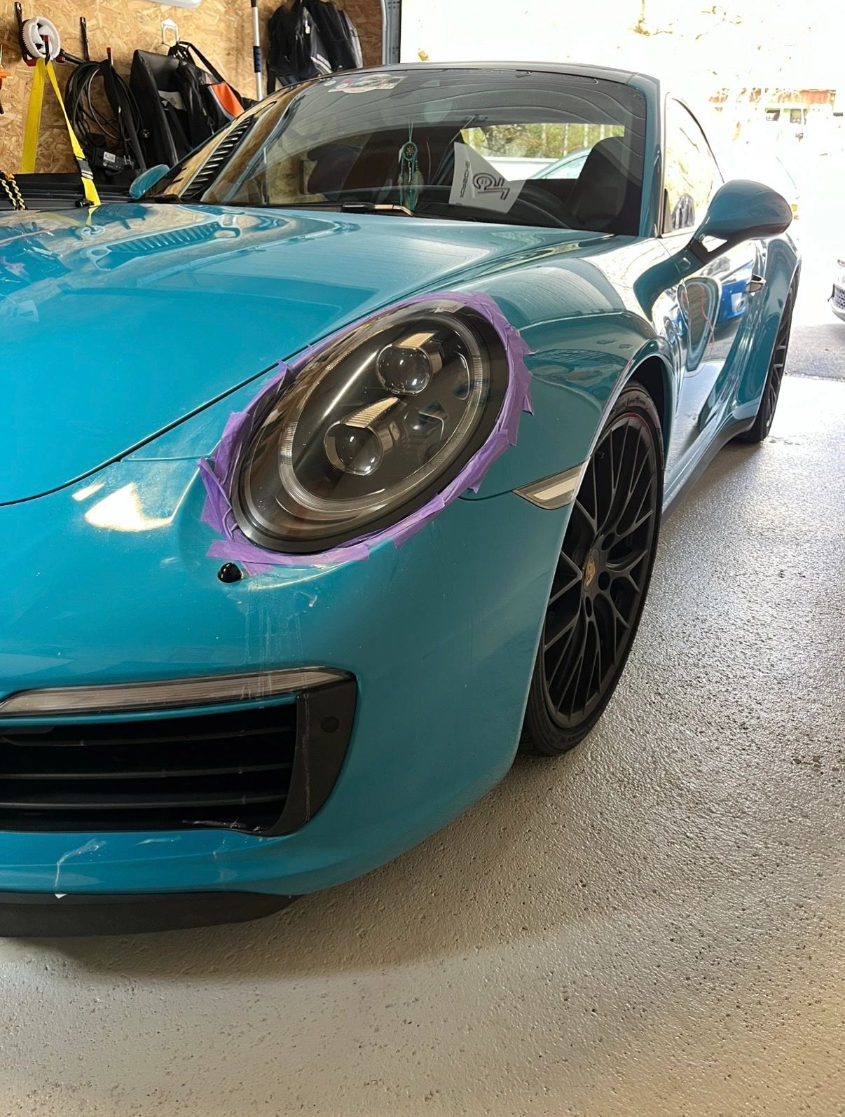 Porsche bleue et optiques préparées pour la rénovation