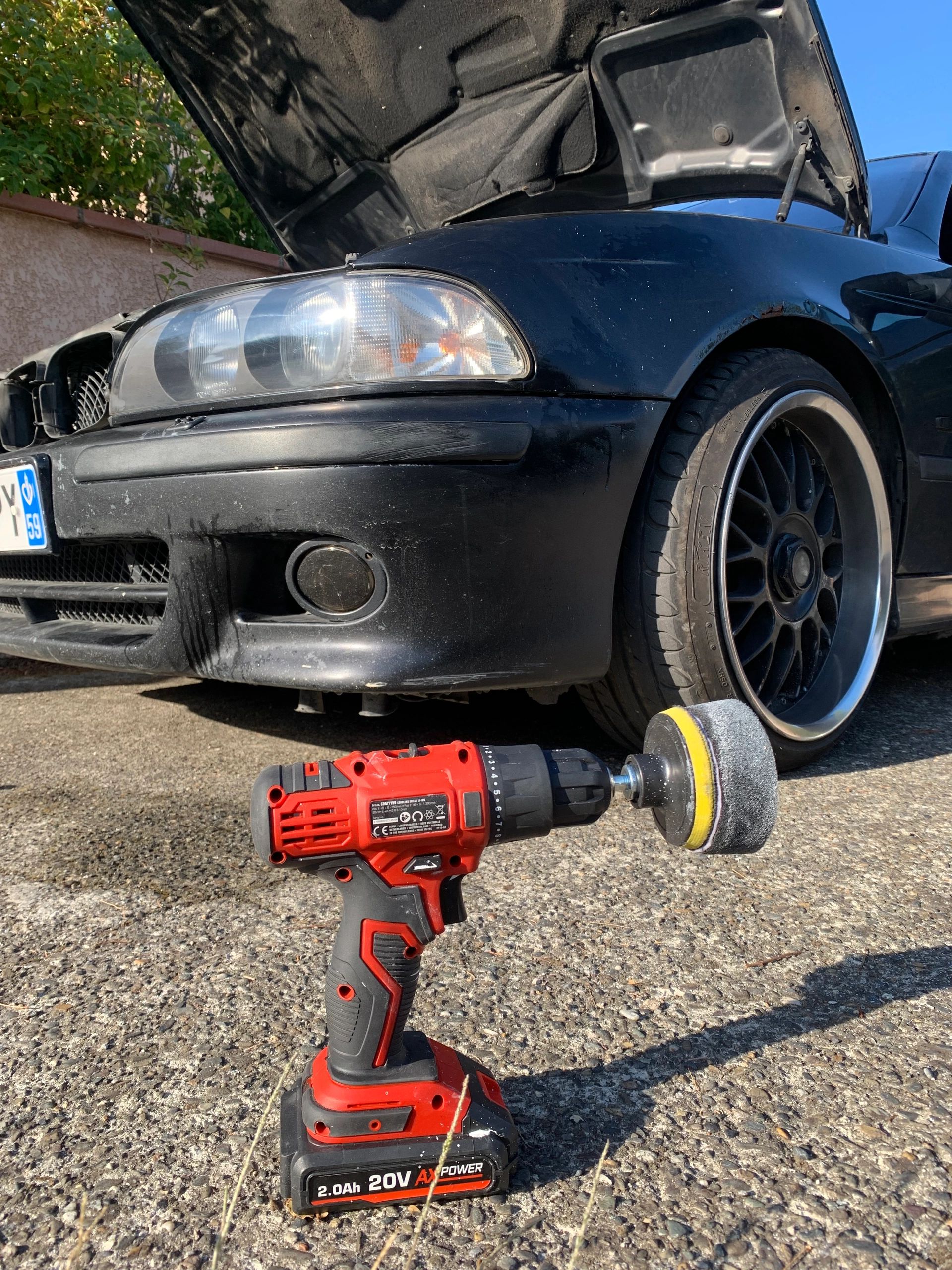 Voiture et matériel utilisés lors d’une intervention de Rénovation Phare Toulouse