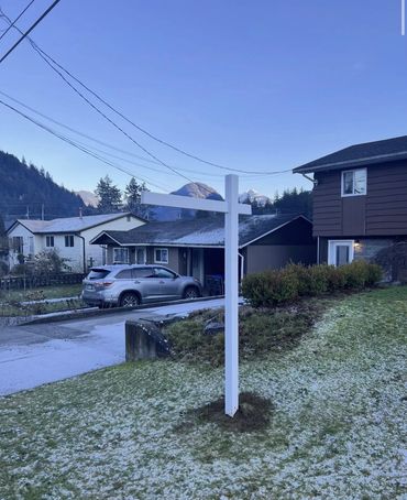 Realtor sign post installation
Real estate sign post installation
Realtor sign post installed
