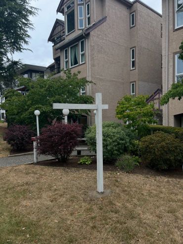 Empty white real estate sign in front of a residential building.
