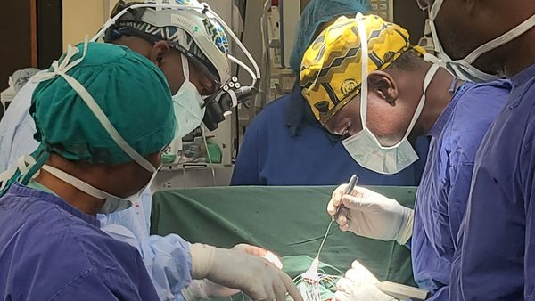Ärzte führen eine Operation im Operationssaal durch.
