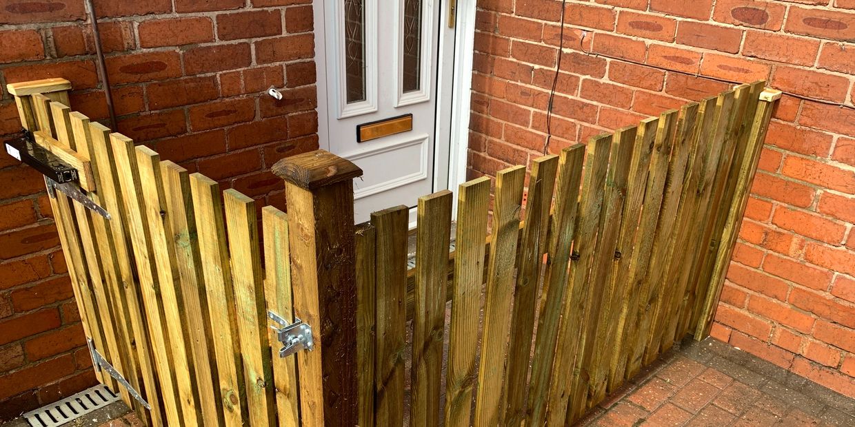 Dog gate Incorporating a hydraulic gate closure to keep your dog safe when your front door is open  