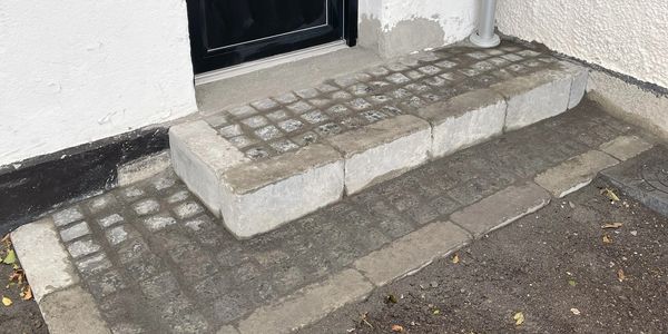 Trappe til hoveddør med chaussesten og Holmegaards kantblokke