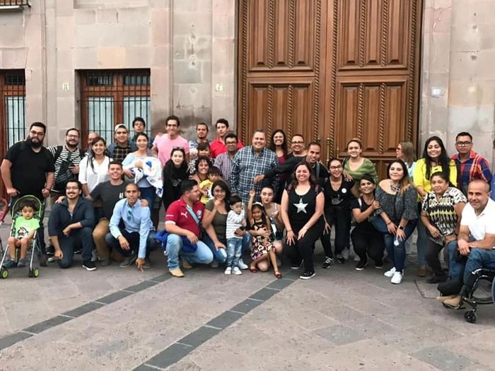 Grupo de personas sonriendo al terminar un recorrido turístico por la Ciudad de Querétaro.  