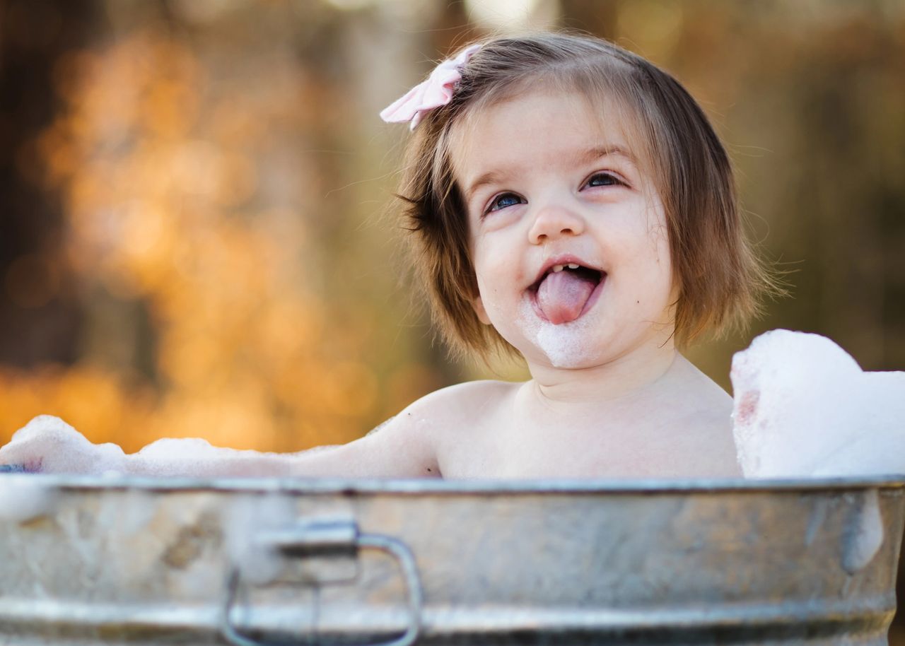 Outdoor bubble bath for after the cake smash-LOVE!  Outdoor baby  photography, Baby photography, New baby products