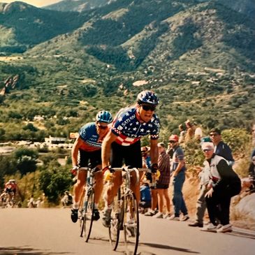 Norm Alvis in front of Lance Armstrong in a road race 1995.