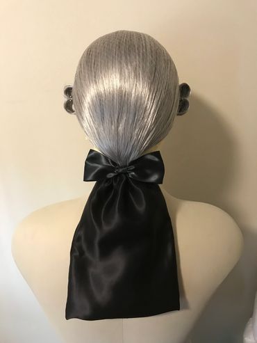 A two buckled Bag Wig in Silver Grey