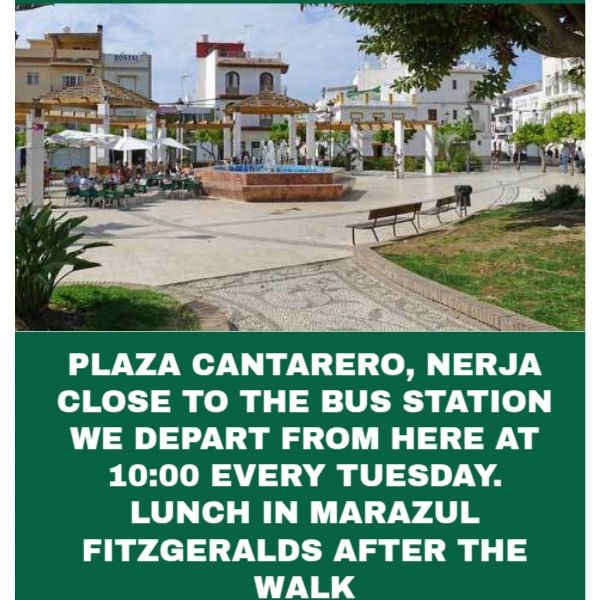 Plaza Cantarrero en Nerja con fuente y cafetería al aire libre.