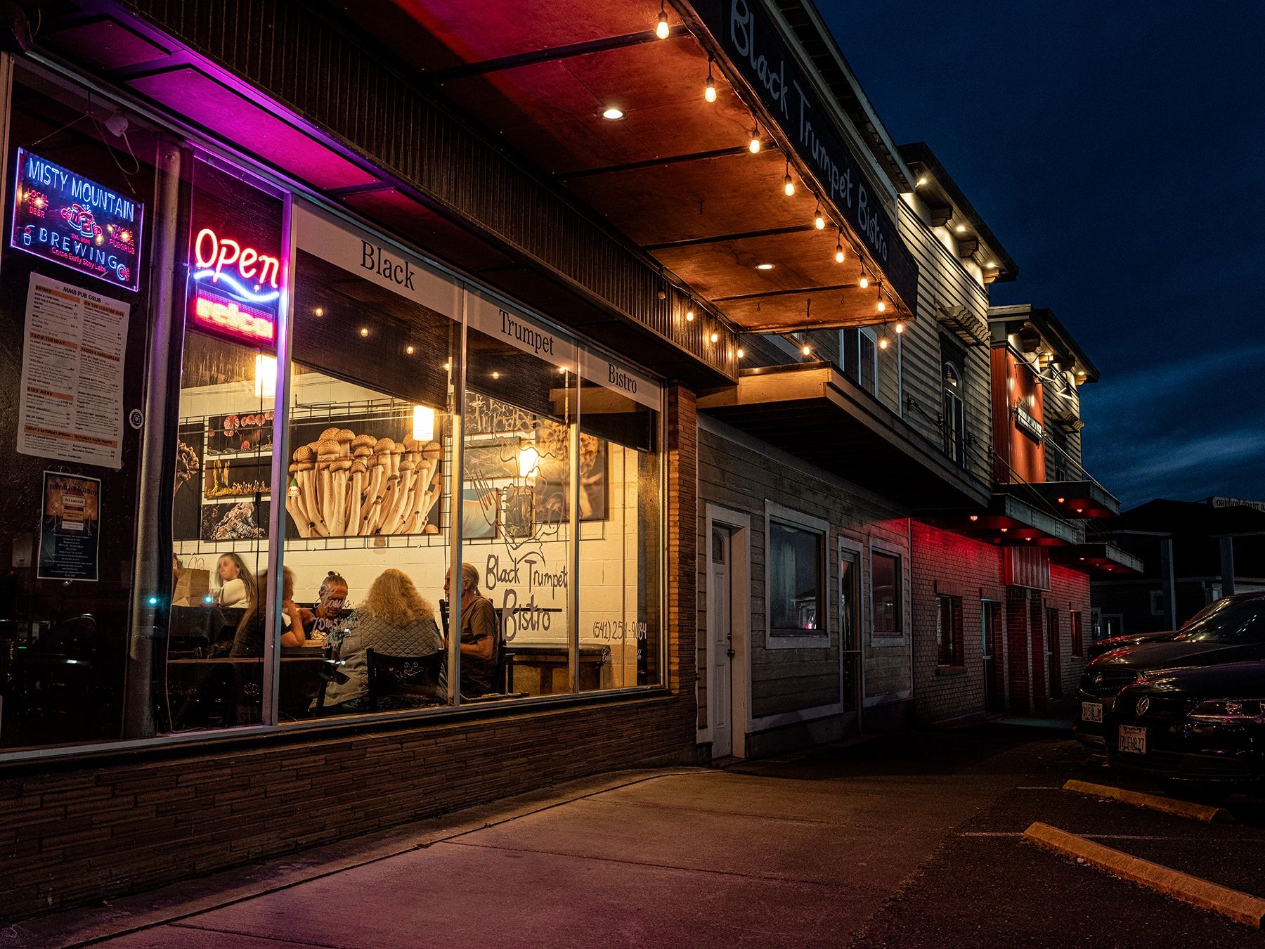 blacktrumpetbistro1.com