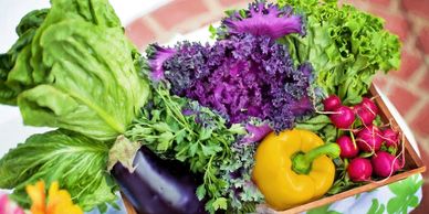 lettuce, yellow bell paper, and other veggies in the box 