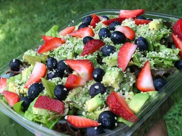 Mekka Salad with avocado, berries and hempseeds.