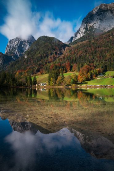 Atemberaubende Herbstlandschaft in den Alpen. Ein spiegelglatter See reflektiert die Berge