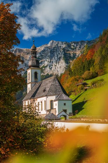 Nahaufnahme der Pfarrkirche St. Sebastian in Ramsau im Herbst