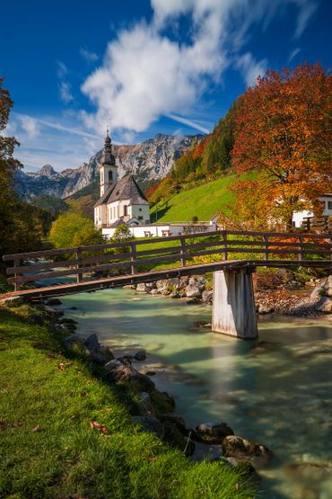 Pfarrkirche St. Sebastian in Berchtesgaden im Herbst