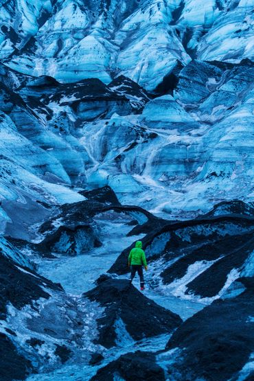 Eine Person Kletter im Ice Cave