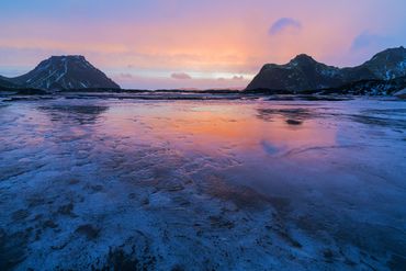 Sonnenuntergang spiegelt sich im Eis 