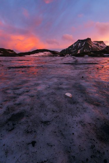 Brennender Sonnenuntergang spiegelt sich im Eis