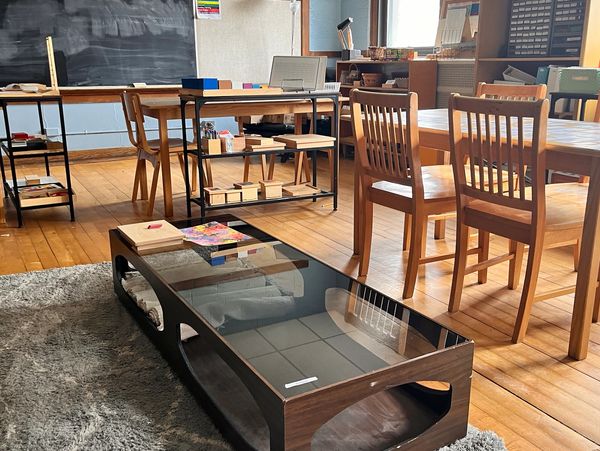 A picture of the classroom with black board