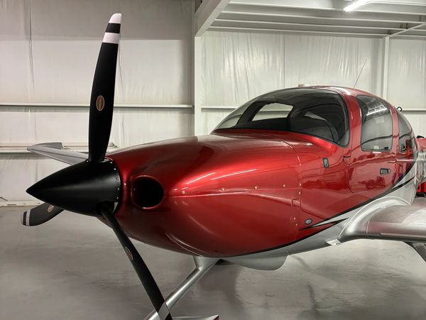 Cirrus SR20-G6 Plane