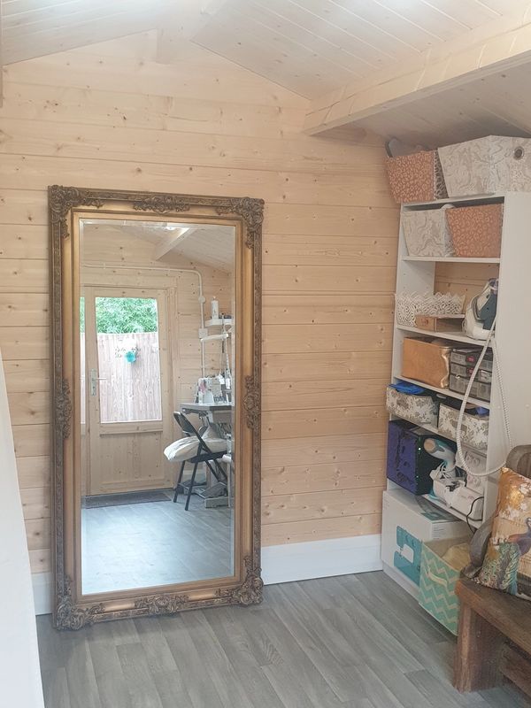 Large mirror and fitting area