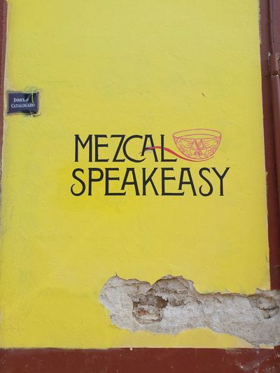 Fachada de Mezcal Speakeasy, con el logo original de la marca