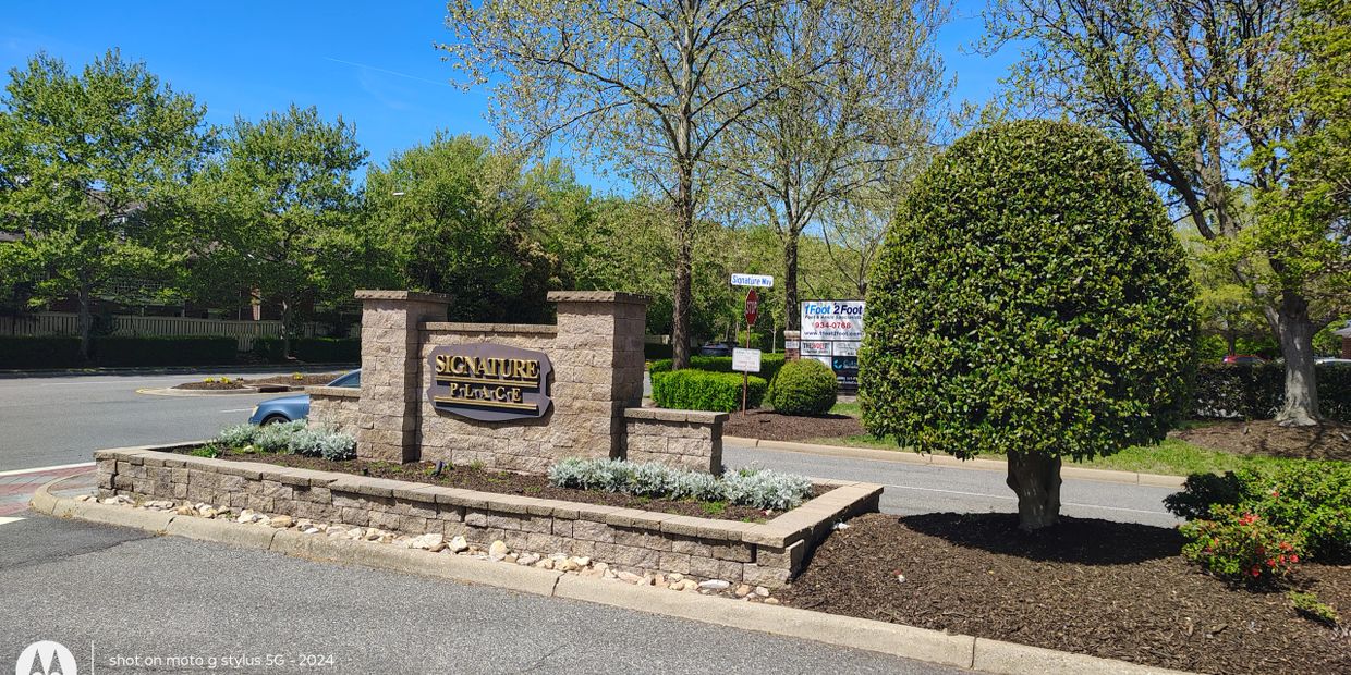 Signature Place apartment entrance sign in Hampton VA near Coliseum Central and Peninsula Town Cente