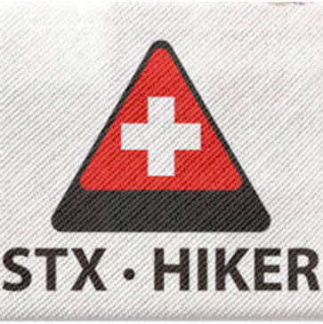 Logo triangular con cruz blanca y texto STX HIKER.