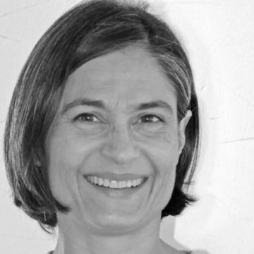 Mujer sonriente con cabello corto y canoso.